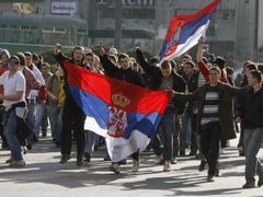 Mladí Srbové míří na demonstraci do centra Bělehradu