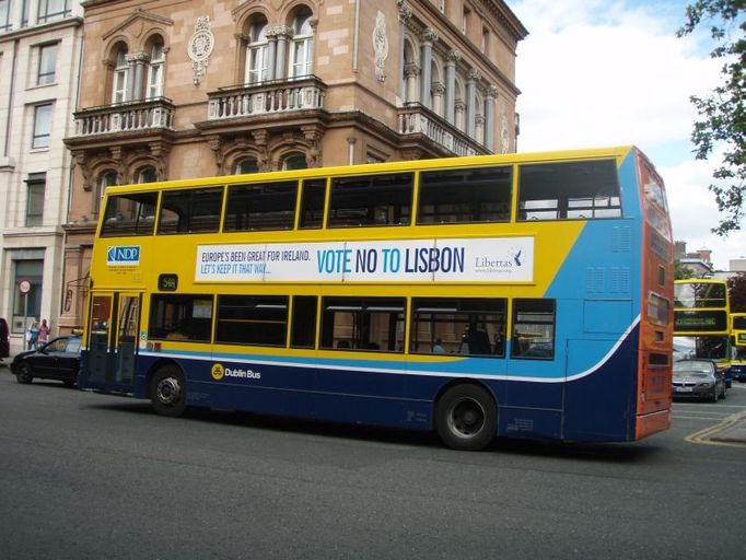 Oba tábory si platí reklamní spoty, panely, plakáty, billboardy...nebo třeba kus městského doubledeckeru.