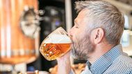 Pivo ochutnává vrchní obchodní sládek Pilsner Urquell Vojtěch Homolka.