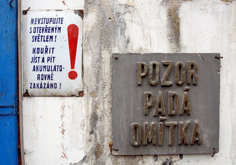 Pozor padá omítka!