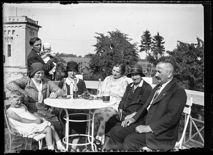 Archivní snímky neznámých autorů z let cca1900-1945, které zachraňuje fotograf Martin Wágner v rámci projektu "Negativy z popelnice" a dokumentuje tak zmizelý svět.