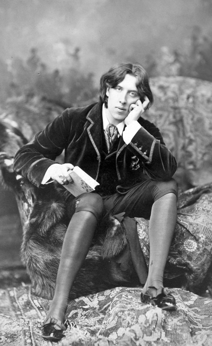 Oscar Wilde na fotografii Napoleona Saronyho, cca 1882.