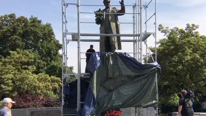 Demonstrující strhl plachu ze zakryté sochy sovětského maršála Koněva.