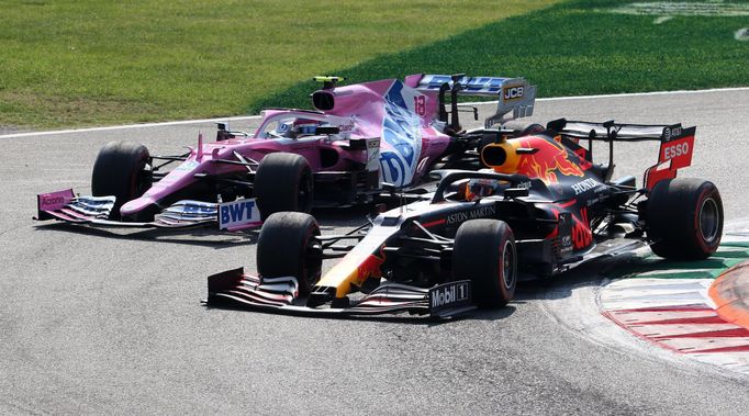 Max Verstappen v Red Bullu bojuje s Lancem Strollem za volantem Racing Pointu