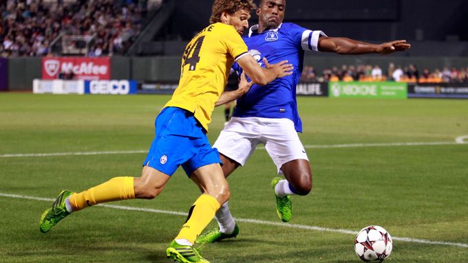 Podívejte se, jak Andrea Pirlo zahodil penaltu v přípravném utkání s Evertonem