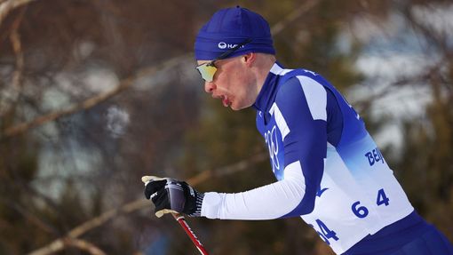 Iivo Niskanen z Finska v běhu na lyžích na 15 km na ZOH 2022 v Pekingu