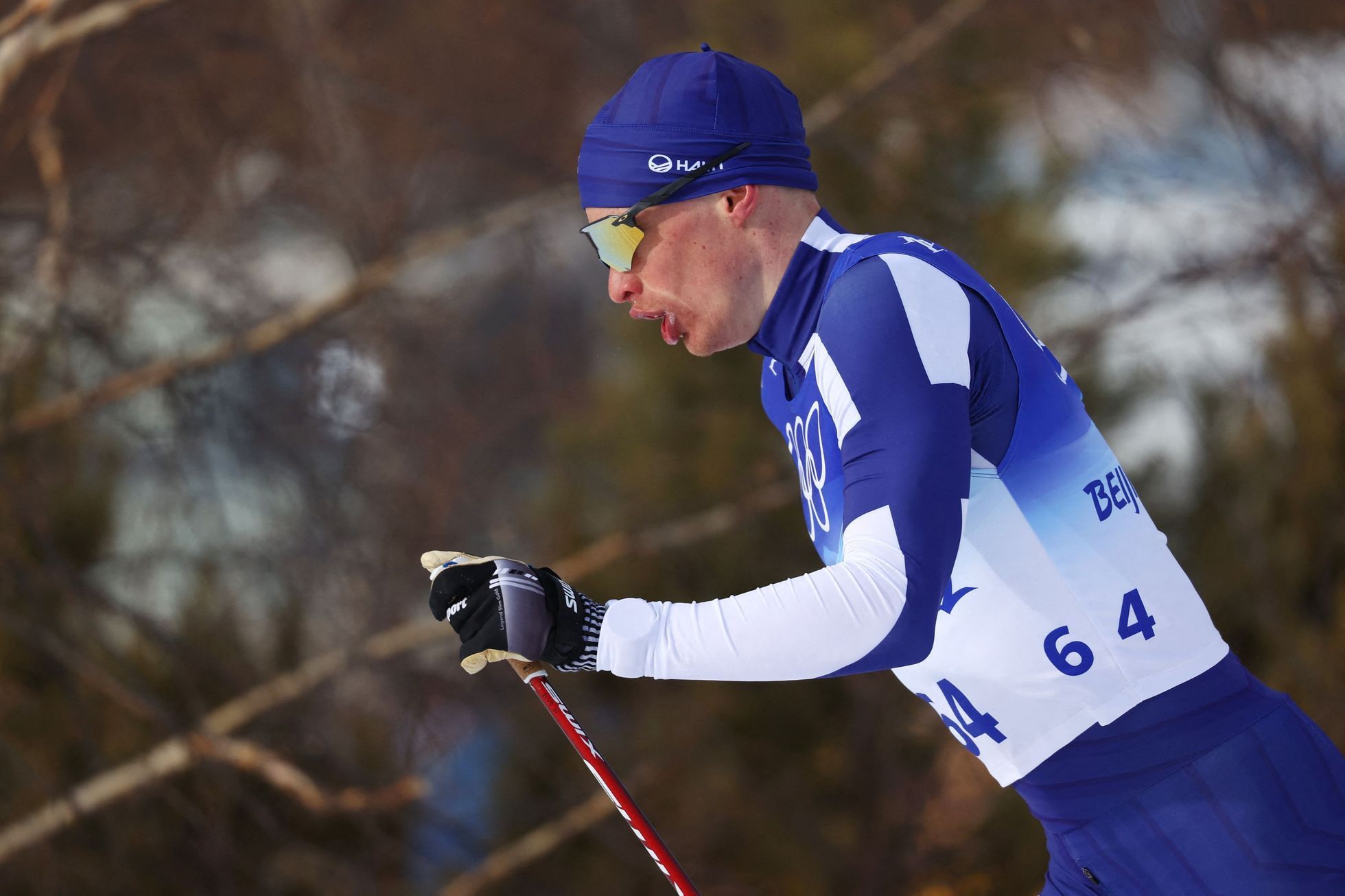 Iivo Niskanen z Finska v běhu na lyžích na 15 km na ZOH 2022 v Pekingu