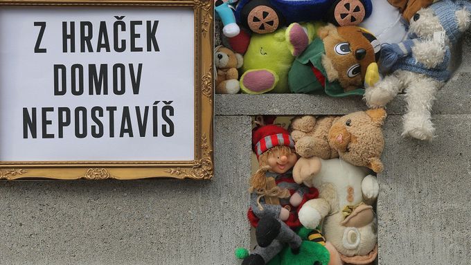 Fotky: Dvacet tisíc dětí v Česku nemá domov. Z plyšáků si ho nepostaví, ukázal "pomník" na Klárově