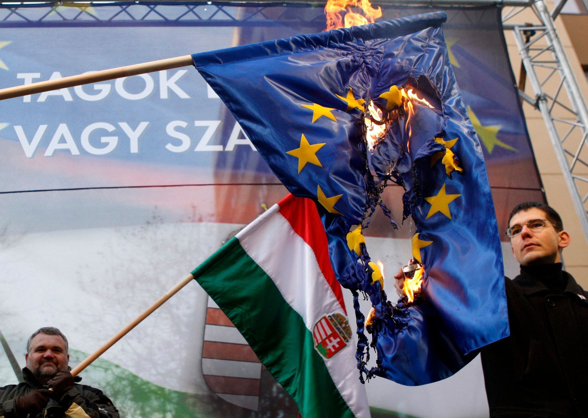 Jobbik pálí v Budapešti vlajku EU.
