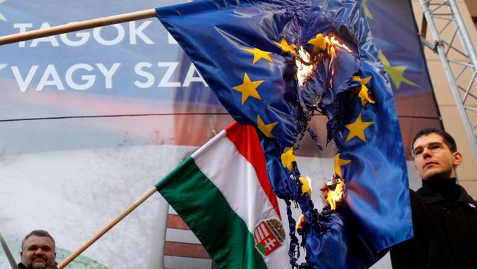 Pálení vlajky Evropské unie na shromáždění ultrapravicového Jobbiku. Strana zřejmě v nedělních parlamentních volbách skončí třetí.
