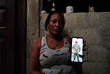 Yamidely Cervantesová z kubánského města La Federal ukazuje nedatovanou fotografii svého manžela Enriqueho Gonzaleze, zedníka, oblečeného do vojenské uniformy ve výcvikovém táboře v Rusku.