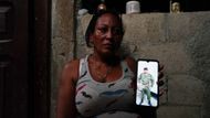 Yamidely Cervantesová z kubánského města La Federal ukazuje nedatovanou fotografii svého manžela Enriqueho Gonzaleze, zedníka, oblečeného do vojenské uniformy ve výcvikovém táboře v Rusku.