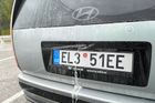 Zadní kamera nad SPZ bývá často špinavá. Hyundai to vyřešil tryskou, která čočku omyje proudem vody.