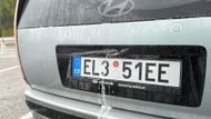 Zadní kamera nad SPZ bývá často špinavá. Hyundai to vyřešil tryskou, která čočku omyje proudem vody.