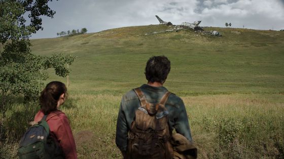V seriálu The Last of Us pašerák Joel hraný Pedrem Pascalem a čtrnáctiletá Ellie v podání Belly Ramsey putují světem po apokalypse.