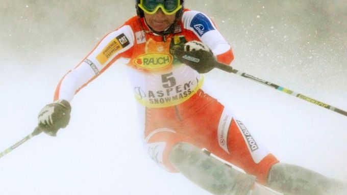 Šárka Záhrobská v nové kombinéze, která spustila spor se svazem, poprvé vyhrála závod Světového poháru.