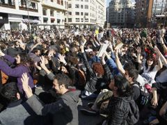 Španělské studenty vyhnaly nedávno do ulic nevytopené učebny v jednom z valencijských lyceí.