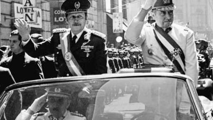 Dva pravicoví diktátoři, kteří letos zemřeli: Augusto Pinochet (vpravo) s bývalým paraguayským prezidentem Alfredem Stroessnerem