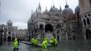 Sever Itálie už od počátku listopadu sužují bouřky doprovázené vydatným deštěm. Voda opět zaplavila i centrum Benátek.