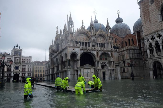 Sever Itálie už od počátku listopadu sužují bouřky doprovázené vydatným deštěm. Voda opět zaplavila i centrum Benátek.