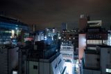 Džungle velkoměsta. To, co mě láká vylézt na tokijské střechy, je atmosféra – 10 pater nad uspěchaným městem mě pohltí klid a tento pocit jsem se pokusil zachytit.