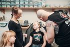 “S bolestí a strachem dokážeme u malých slečen pracovat. Často po propíchnutí ucha nevědí, jestli se budou náušnicemi kochat v zrcadle, nebo půjdou rovnou na svačinu,” říká piercer Míla Bugtcher.