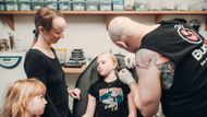 "S bolestí a strachem dokážeme u malých slečen pracovat. Často po propíchnutí ucha nevědí, jestli se budou náušnicemi kochat v zrcadle, nebo půjdou rovnou na svačinu," říká piercer Míla Bugtcher.