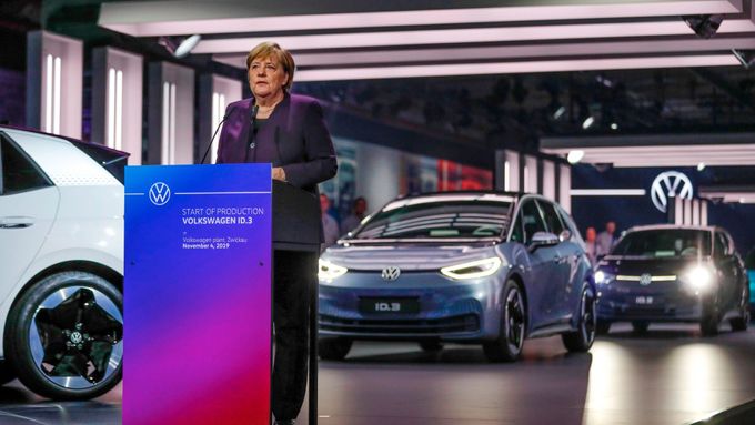 Volkswagen spustil výrobu elektromobilu pro masy. A lobbuje za uhlíkové daně