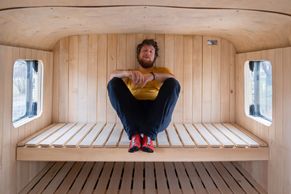 "Otevřeš a pomyslíš si 'wow'." Rodina vybudovala saunu ve vojenském přívěsu vejtřasky