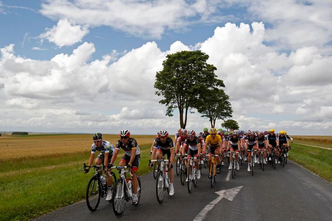 Peloton v šesté etapě Tour de France 2012.