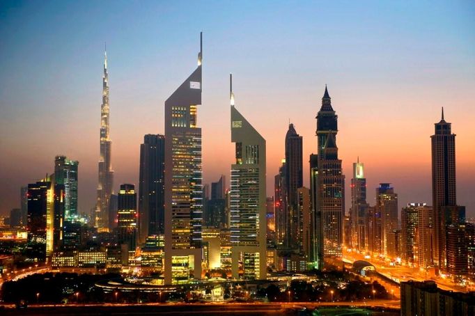 Země:  Spojené arabské emiráty  Výška: 309 metrů  Hotel Jumeirah Emirates Towers má výšku 309 metrů a spolu se sousední budovou Emirates Office Tower vytváří typické dubajské panorama. Kromě čtyř stovek pokojů nabízí restauraci a bar v 51. patře s výhledem na město.