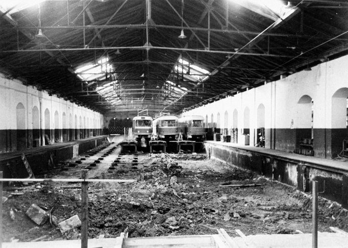 Budování stanoviště pro kontrolní prohlídky tramvají. Fotografie z roku 1971.