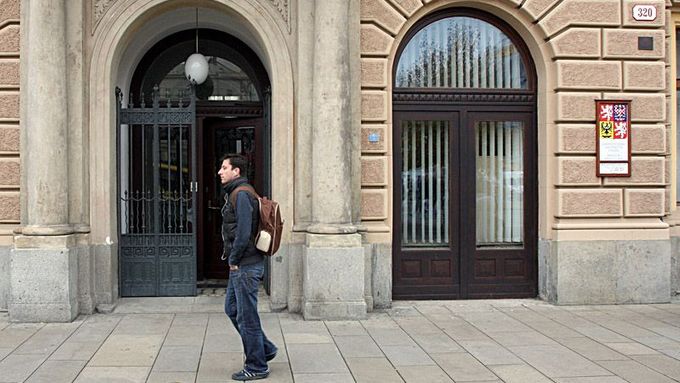 Plzeňské právnické fakultě nechce komise prodloužit akreditaci