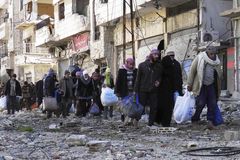 Vyčerpaní a hladoví. Prvních 83 občanů Homsu evakuováno