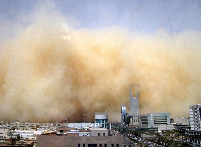 A huge sandstorm engulfs the Saudi capital of Riyadh, Saudi Arabia, Tuesday, March 10, 2009. The storm, which was still raging hours after it started, disrupted flights at the city's King Khalid International airport, with weather authorities announcing that visibility would drop to zero, and warning residents to take precautionary measures. (AP Photo/Jad Saab)