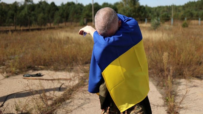 Ukrajinský voják, který se dostal z ruského zajetí. Snímek vznikl poblíž ukrajinsko-běloruské hranice, přesná lokace neupřesněna, 13. září 2204, ilustrační foto.