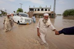 U záplav v Pákistánu pomáhají i islámští radikálové