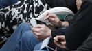 Shoppers waiting in a queue use mobile phones and tablets outside a telephone shop in central Sydney September 21, 2012, as they wait to buy the new Apple iPhone 5. Apple Inc's iPhone 5 hit stores around the globe on Friday, with fans snapping up the device that is expected to fuel a huge holiday quarter for the consumer giant. REUTERS/Tim Wimborne (AUSTRALIA - Tags: BUSINESS SCIENCE TECHNOLOGY TELECOMS) Published: Zář. 20, 2012, 11:39 odp.