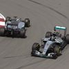 F1, VC Kanady 2015: Lewis Hamilton v protisměru a Nico Rosberg (oba Mercedes)