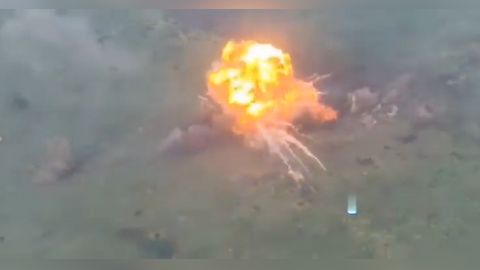 Šest tun TNT ukázalo děsivou sílu. Rusové používají taktiku "sebevražedného tanku"
