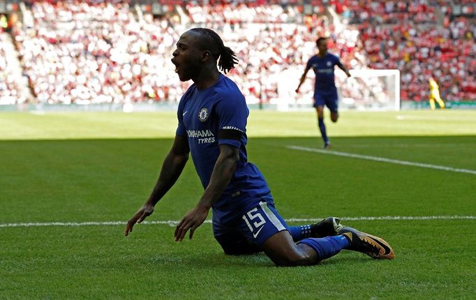 Victor Moses z Chelsea slaví branku v anglickém superpoháru proti Arsenalu