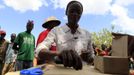 A woman casts her ballot during a mock-vote for the U.S. presidential elections in the ancestral home of U.S. President Barack Obama in Nyangoma Kogelo, 430 km (367 miles) west of Kenya's capital Nairobi, November 6, 2012. REUTERS/Thomas Mukoya (KENYA - Tags: SOCIETY ELECTIONS POLITICS) Published: Lis. 6, 2012, 9:54 dop.