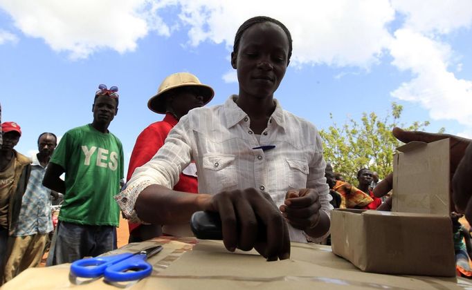 A woman casts her ballot during a mock-vote for the U.S. presidential elections in the ancestral home of U.S. President Barack Obama in Nyangoma Kogelo, 430 km (367 miles) west of Kenya's capital Nairobi, November 6, 2012. REUTERS/Thomas Mukoya (KENYA - Tags: SOCIETY ELECTIONS POLITICS) Published: Lis. 6, 2012, 9:54 dop.