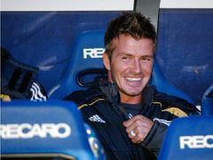 David Beckham na svůj vkus příliš často zahřívá madridskou lavičku. Začíná proto znovu pokukovat po Manchesteru.