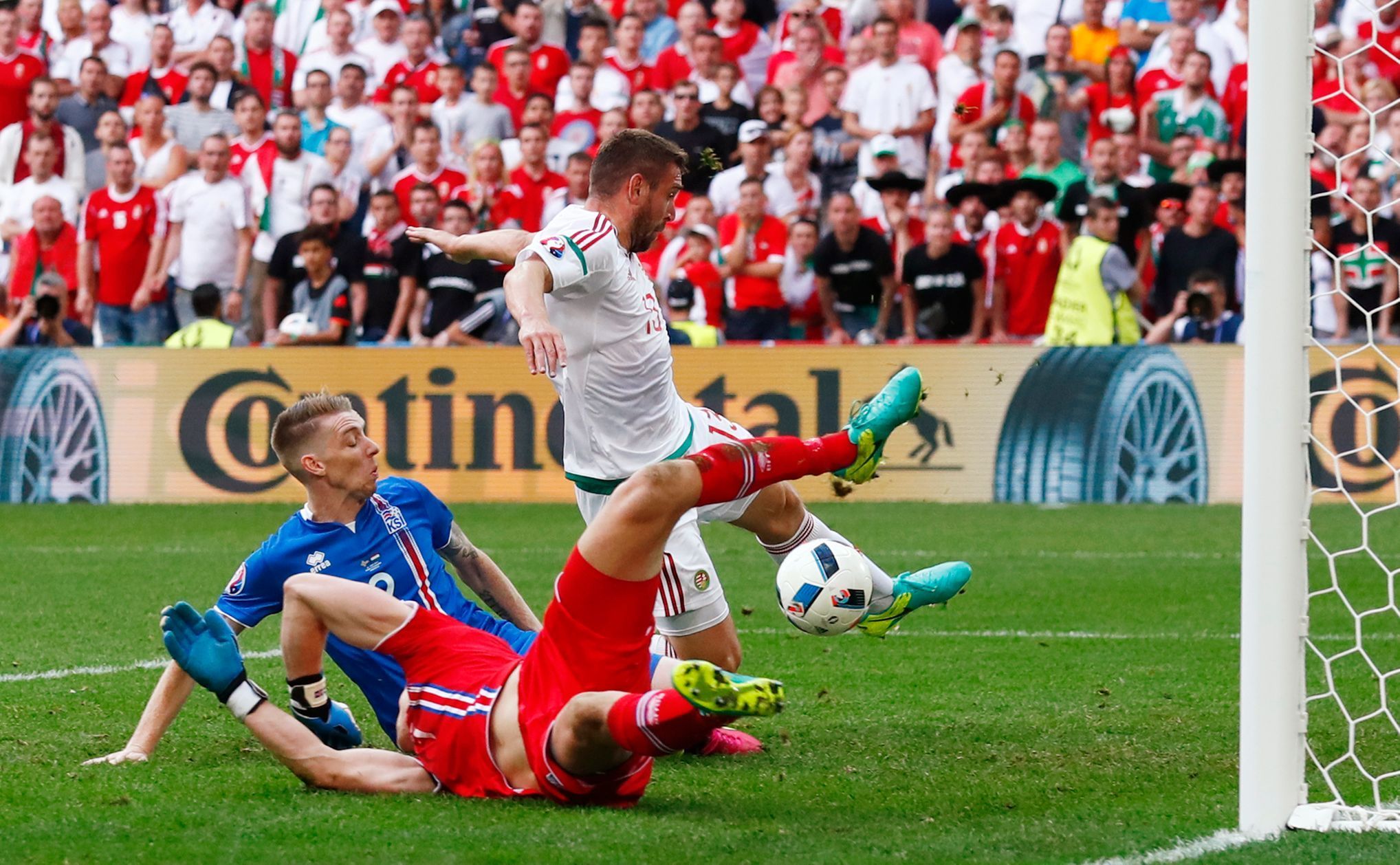 Euro 2016, Maďarsko-Island: Birkir Saevarsson si dává vlastní gól na 1:1