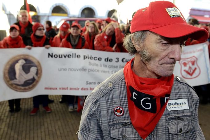 Belgian workers take part in a demonstration during an European strike in La Louviere November 14, 2012. Millions of workers joined strikes across southern Europe on Wednesday to protest against spending cuts and tax hikes that trade unions say have brought misery and deepened the region's economic crisis. REUTERS/Eric Vidal (BELGIUM - Tags: POLITICS CIVIL UNREST BUSINESS EMPLOYMENT TRANSPORT) Published: Lis. 14, 2012, 11:50 dop.