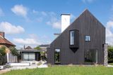 House 19 je energeticky šetrný rodinný dům s nulovou uhlíkovou stopou, který navrhl architekt Heinz Richardson pro svoji rodinu. Stojí v hrabství Buckinghamshire severovýchodně od Londýna.