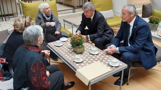 Andrej Babiš (ANO) si promluvil s ženami, které přežily holokaust.