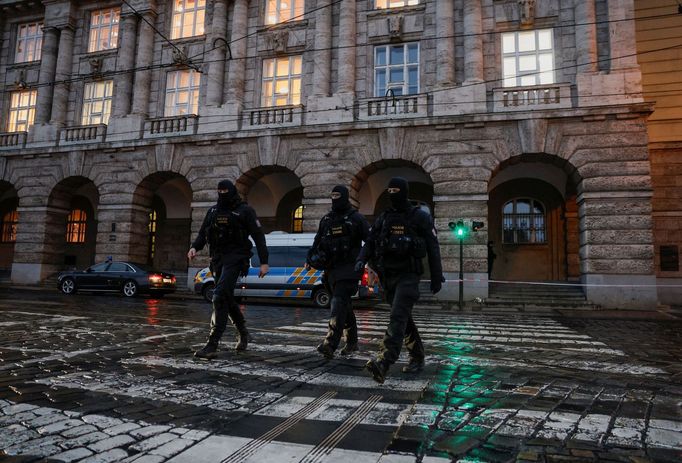 Policie hlídkuje v okolí pražské filozofické fakulty po čtvrteční střelbě.