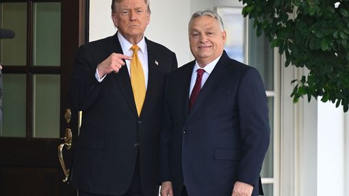 Maďarský premiér Viktor Orbán v pátek vyjednal se svým americkým protějškem Donaldem Trumpem pro svou zemi výjimku ze sankcí proti státům odebírajícím ruskou ropu.